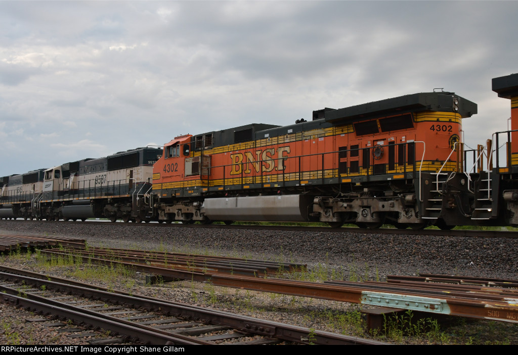 BNSF 4302 Roster shot.